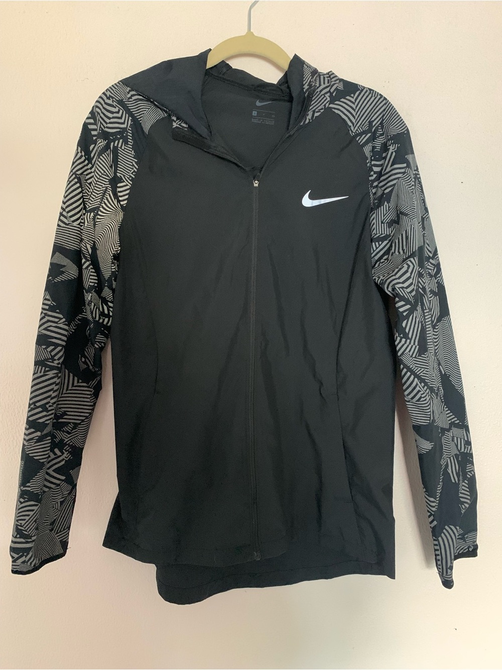 Nike Men’s Black Hooded Jacket with Gray Patterned Sleeves